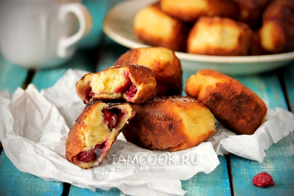 Пирожки с вишней