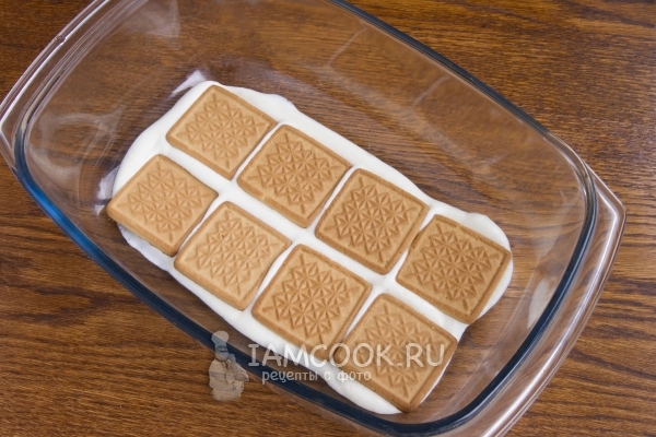 Положить на слой сметаны печенье