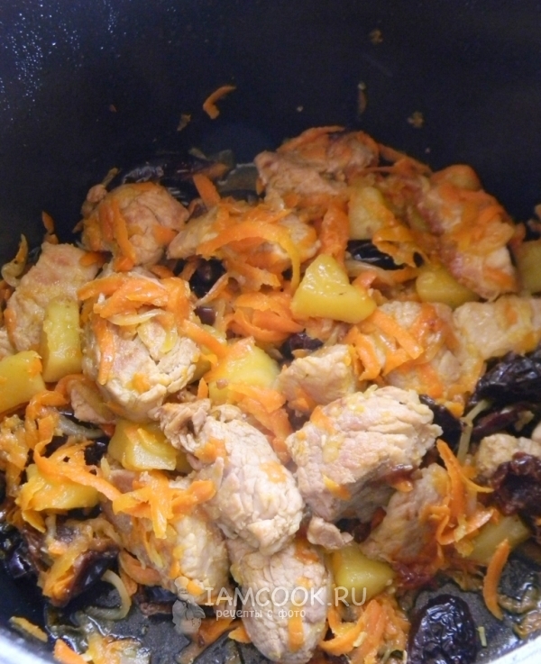 Готовое тушеное мясо с черносливом и яблоками