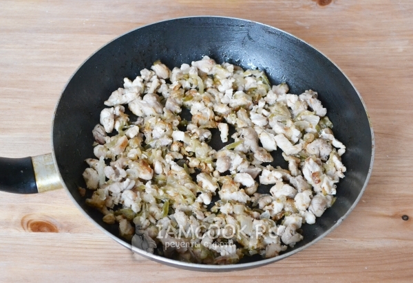 Обжарить мясо с луком и огурцом