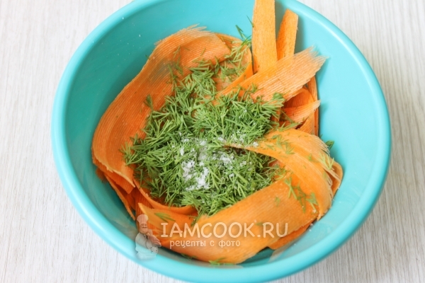 Положить укроп с солью