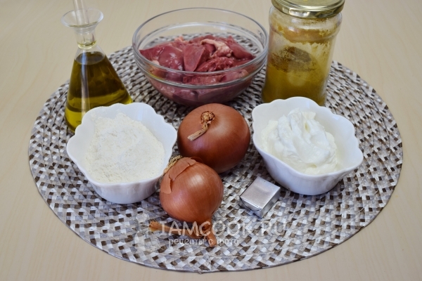 Ингредиенты для куриной печени, жареной с луком в сметане