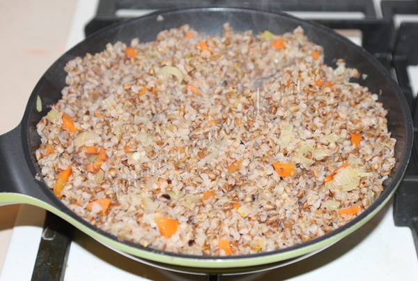 Гречка с луком и морковью на сковороде