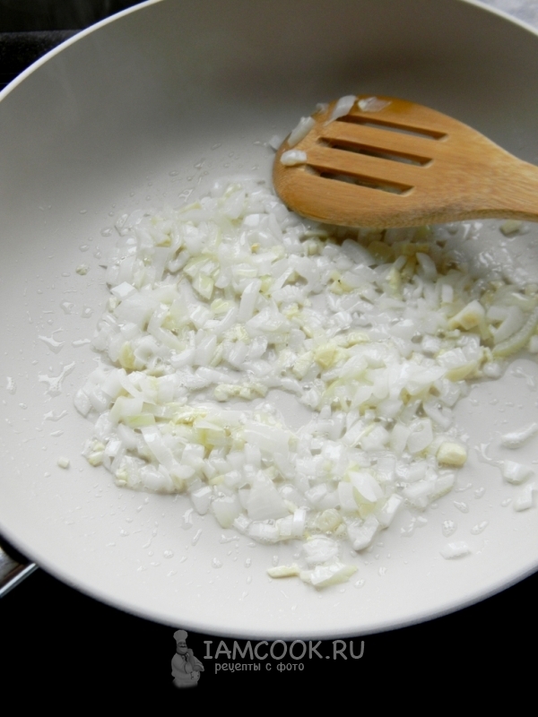 Обжарить лук и чеснок
