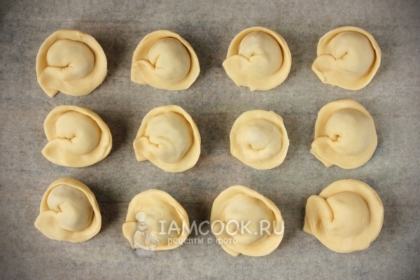 Защипнуть края пельменей