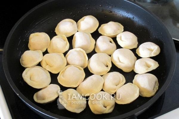 Положить пельмени