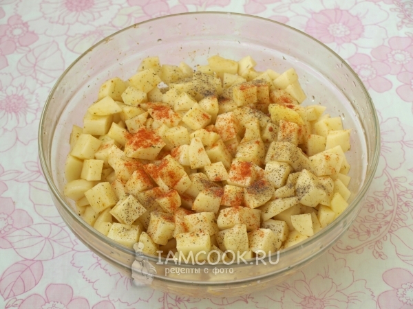 Посыпать картофель солью, перцем и паприкой