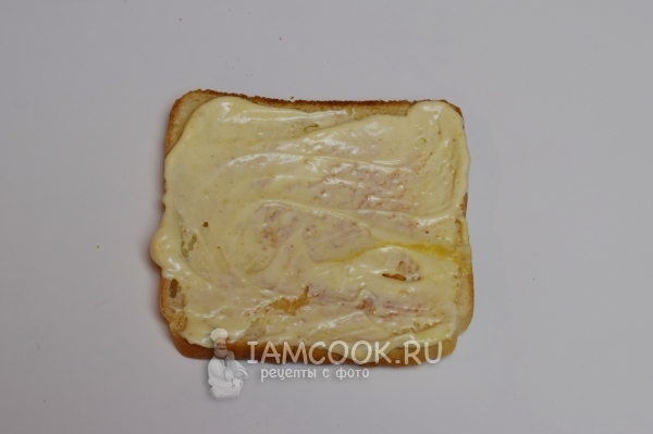 Смазать хлеб соусом