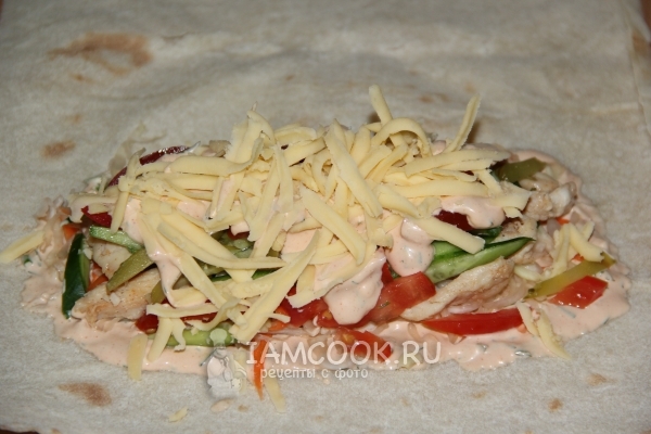 Полить соусом и посыпать сыром