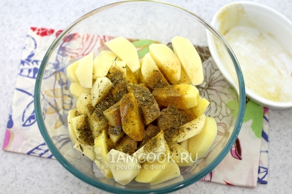 Всыпать специи и соль