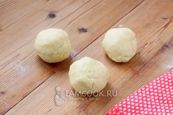 Разделить тесто на три части