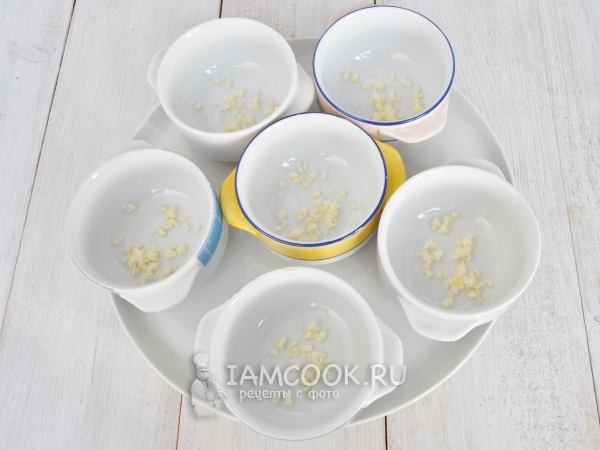 Выложить в тарелку чеснок