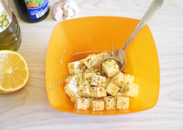 Кубики феты в соусе для греческого салата