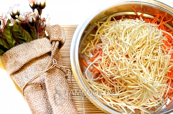 Добавить натертый корень сельдерея