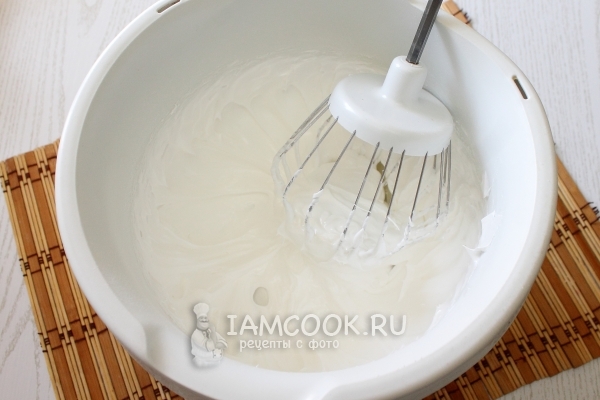 Взбить белки с сахаром