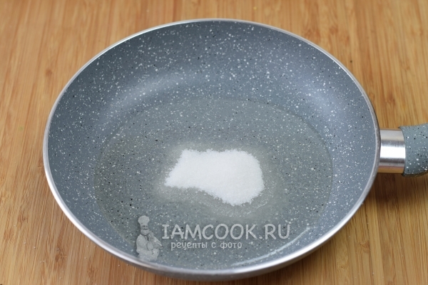 Положить на сковороду сахар и масло