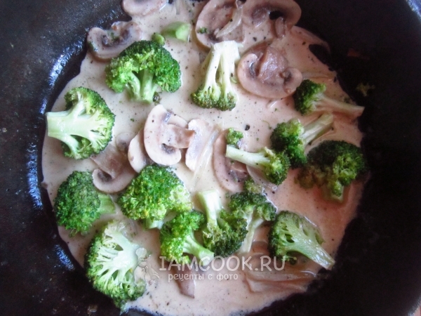 Положить на сковороду сметану, брокколи и грибы
