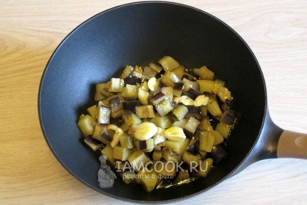 Положить в сковороду баклажан и чеснок