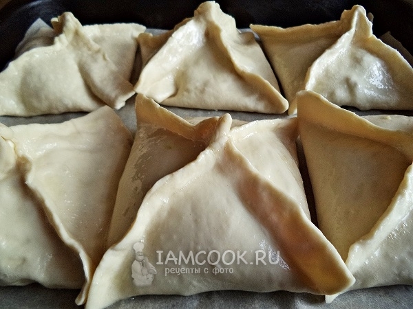 Смазать пирожки яйцом