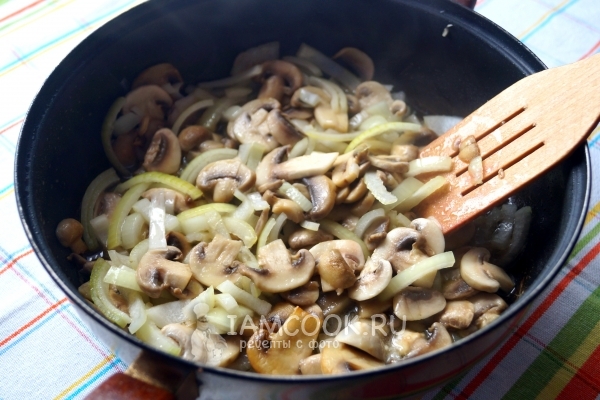 Пожарить грибы с луком