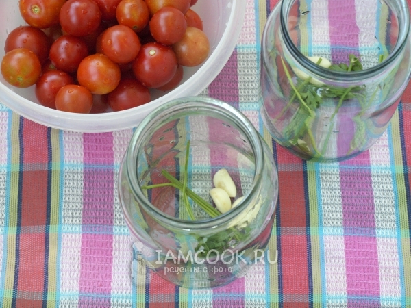Положили в чистые банки петрушку и чеснок