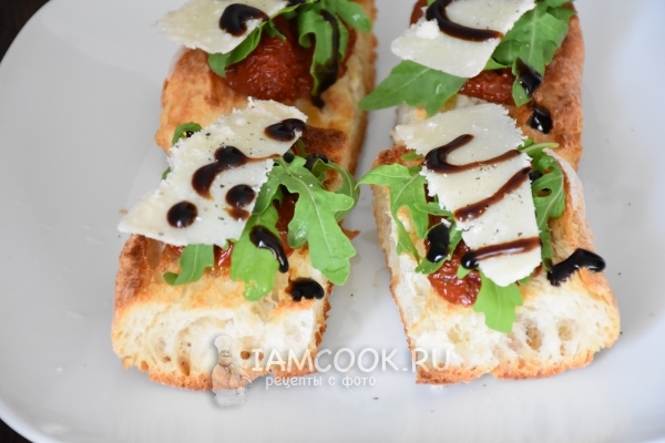 Добавить сыр и бальзамический крем