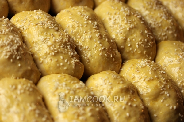 Смазать желтком и посыпать кунжутом