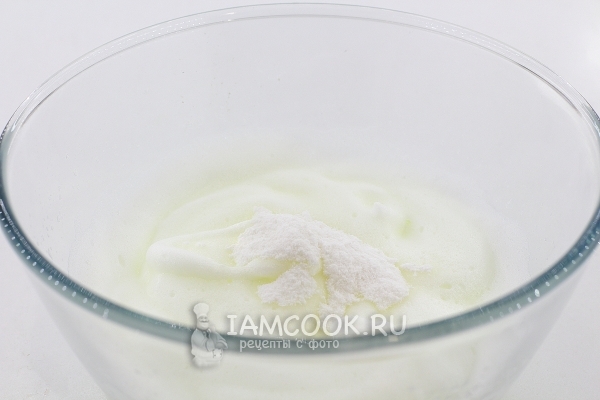 Всыпать сахарную пудру и лимонную кислоту