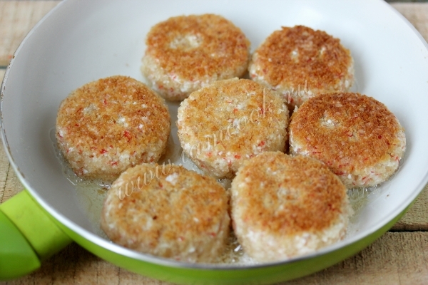 Обжарка котлет из крабовых палочек