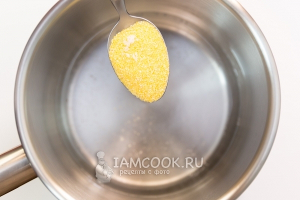 Всыпать в кастрюлю с водой крупу