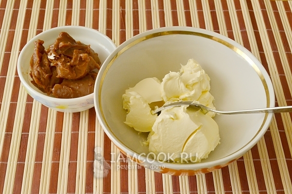 Подготовить масло и сгущенку