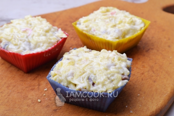 Положить слой картофеля с майонезом