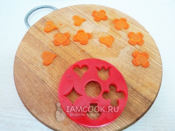 Вырезать из моркови цветочки