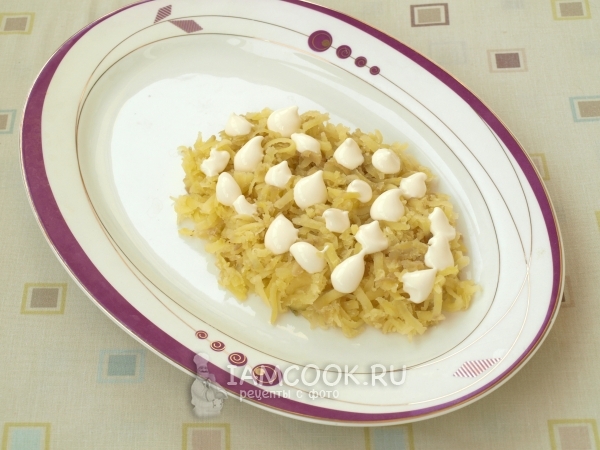 Положить натёртый картофель и майонез