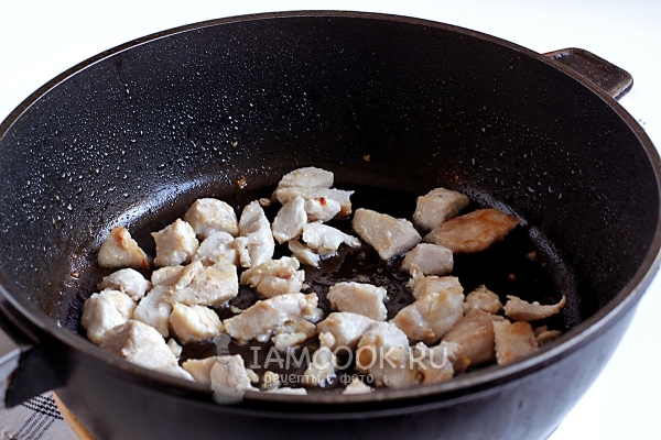 Обжарить куриное филе