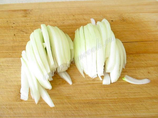 Лук порезать полукольцами