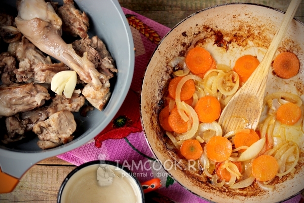 Обжарить лук с морковью