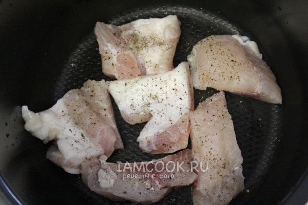 Рыбу посыпать солью и специями