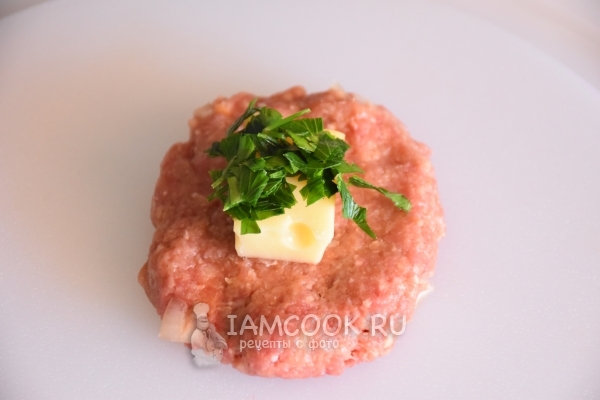 Положить на фарш сыр и петрушку