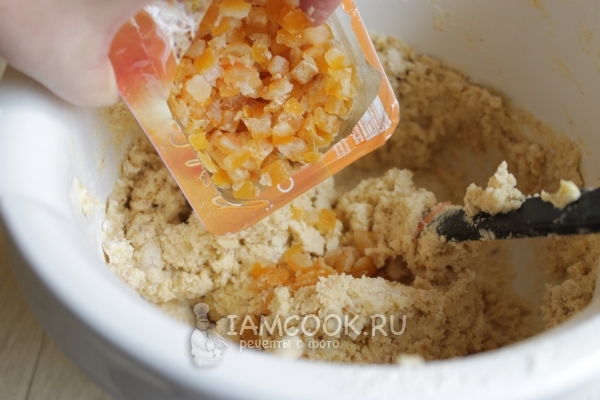 Добавить орехи и цукаты