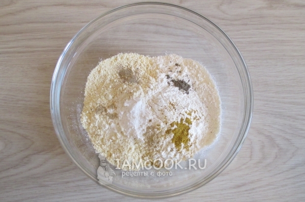 Всыпать специи, соль и разрыхлитель