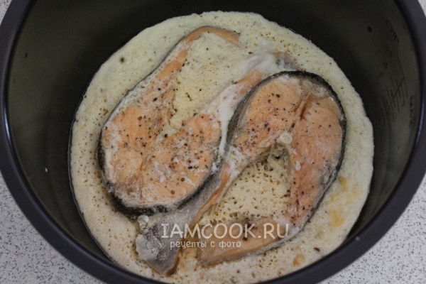 Готовая красной рыба в мультиварке