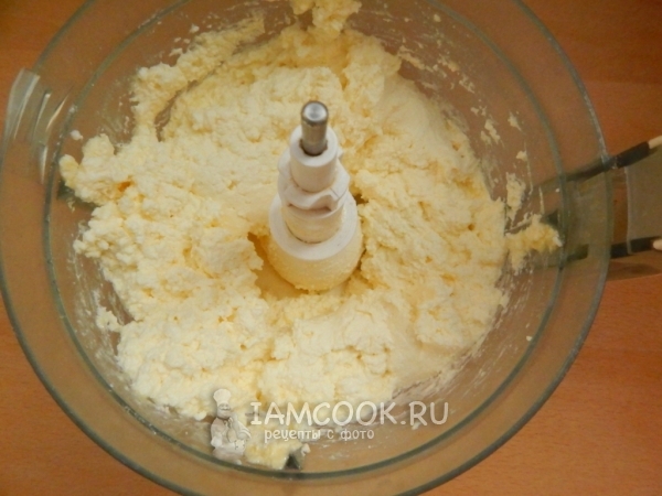 Смешать творог, желтки, масло, манку и муку