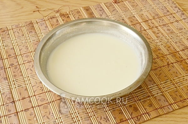 Нагреть молоко с мукой и сахаром