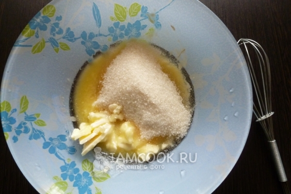 Смешать масло с сахаром
