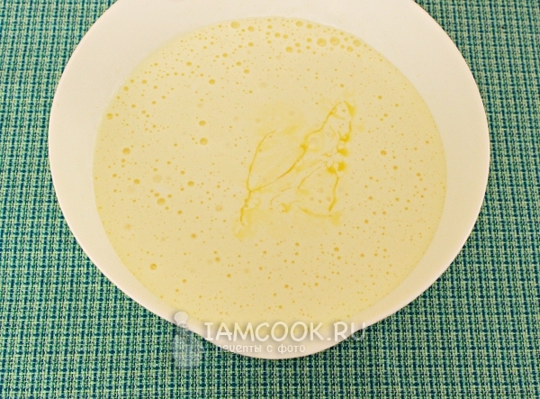 Добавить масло и сметану