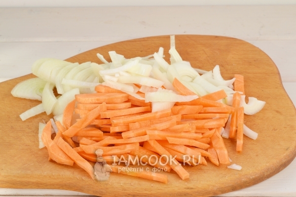 Нарезать лук и морковь
