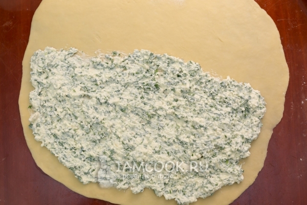 Положить на тесто творожную начинку