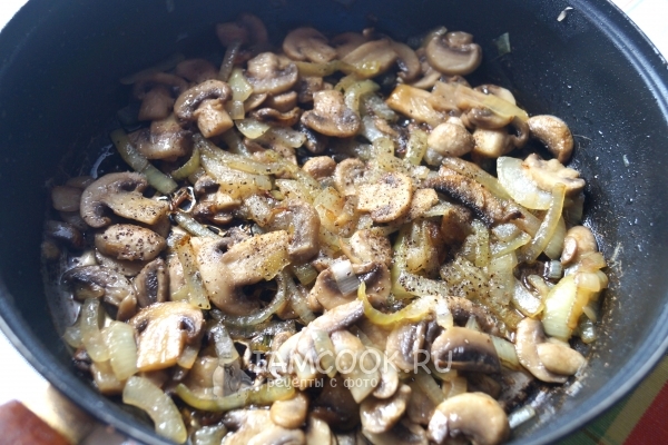 Готовые жареные грибы с луком