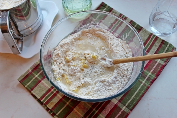 Мука с водой и яйцами